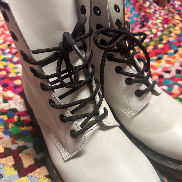 Women's DR.MARTENS White 1460 Smooth Leather Lace Up Boots Size 9 - Picture 4 of 13